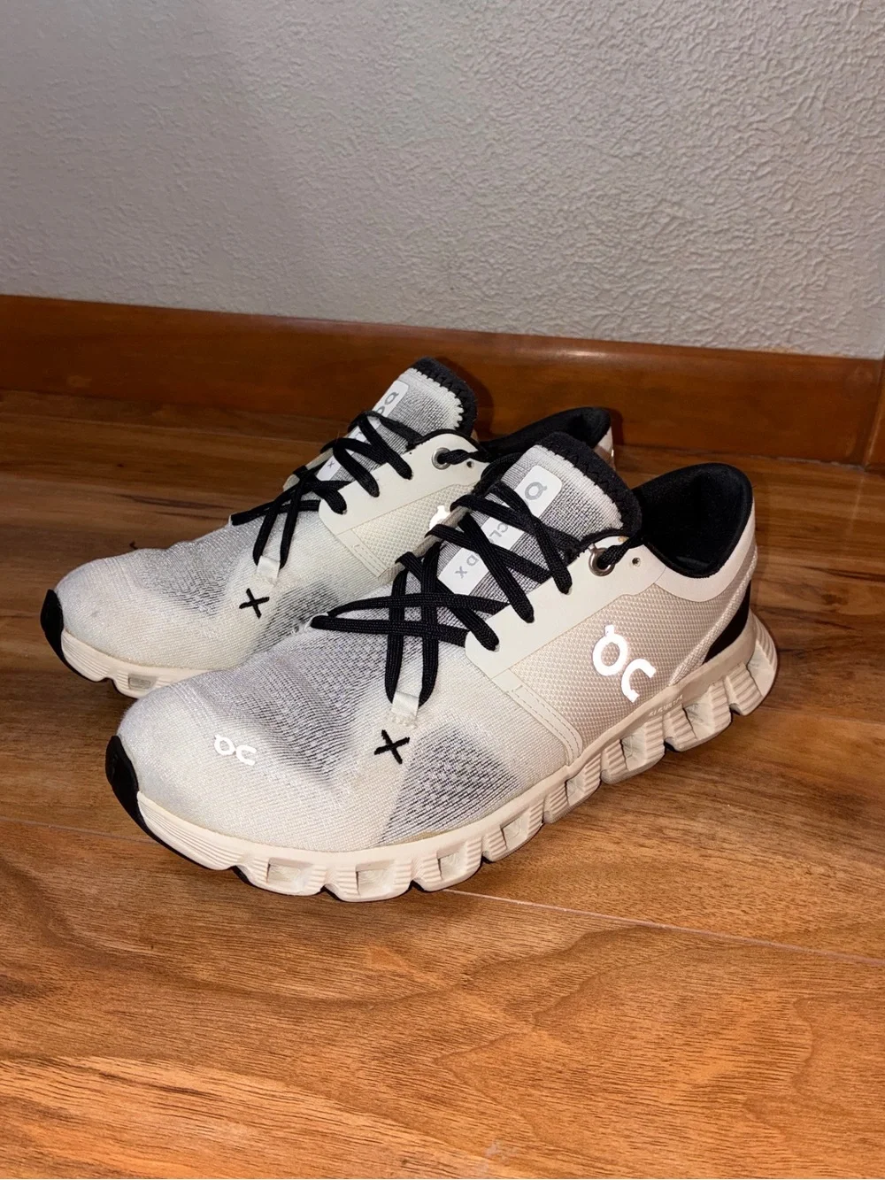 On Cloud X Women’s Athletic Training Shoe Sneakers, white- size 8